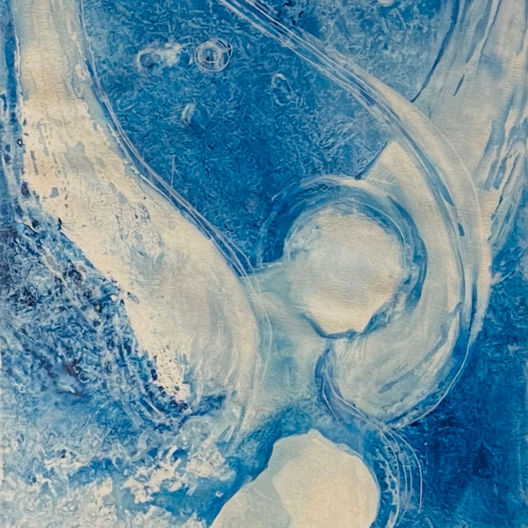 Forme fluide blu e bianche astratte che evocano trasformazione, grazia e passaggio spirituale tra vita e morte.