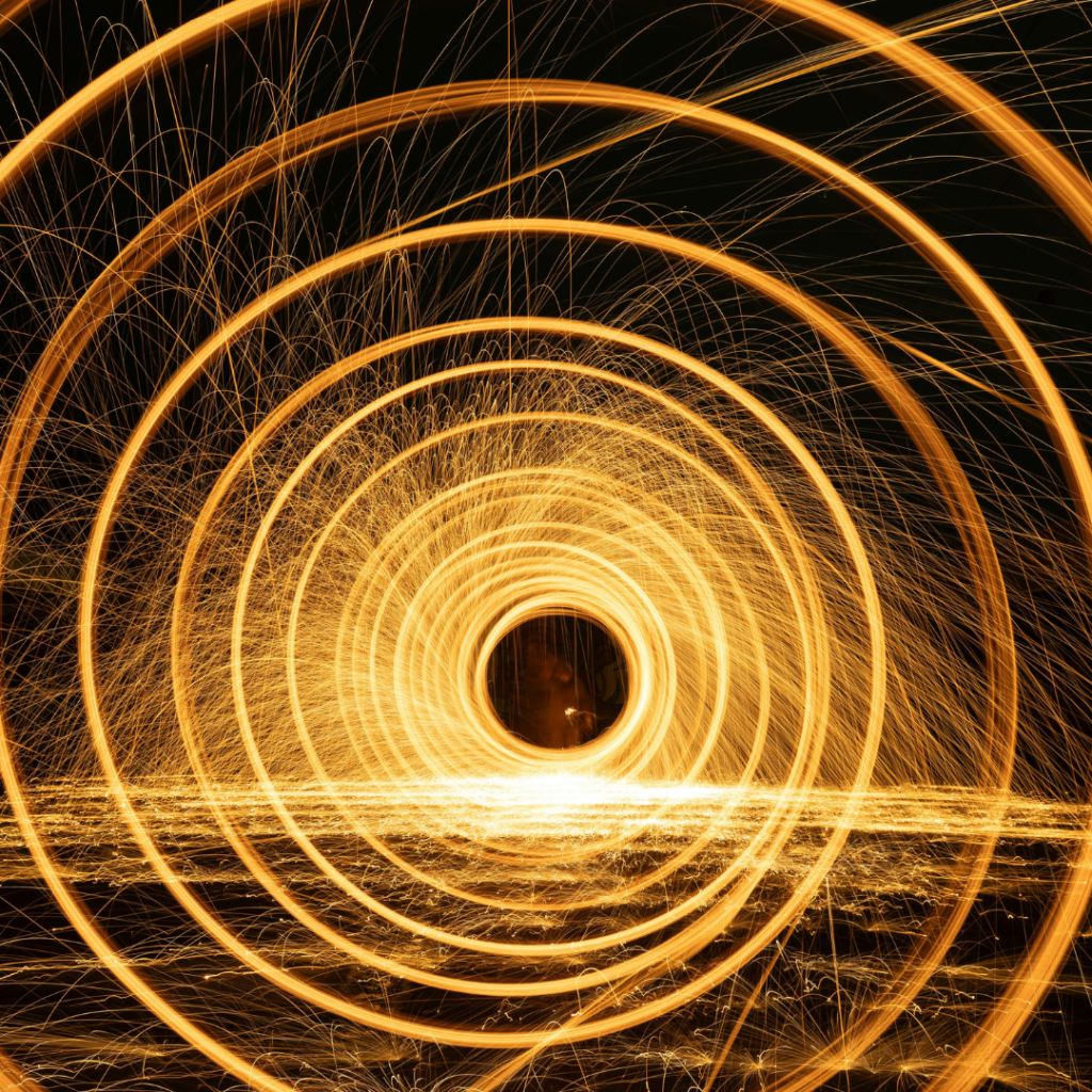 Scie luminose circolari nel buio simbolo del vuoto e della meditazione nel testo Non sono di Carlotta Brucco