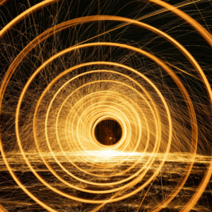 Scie luminose circolari nel buio simbolo del vuoto e della meditazione nel testo Non sono di Carlotta Brucco