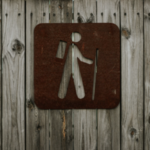 un segno su un muro di legno di Brice Cooper (@brice_cooper18)